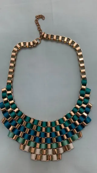 Collana metallo e fettuccia oro e verde acqua