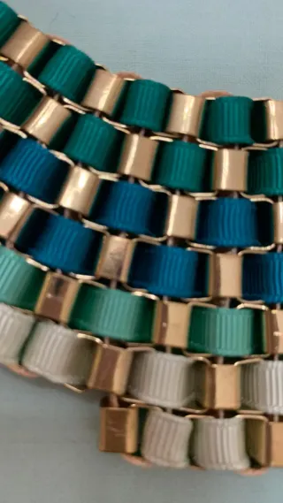 Collana metallo e fettuccia oro e verde acqua