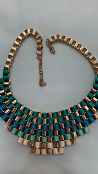 Collana metallo e fettuccia oro e verde acqua