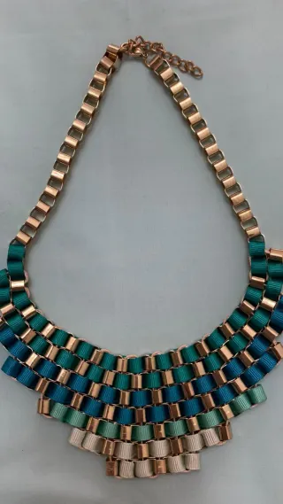 Collana metallo e fettuccia oro e verde acqua