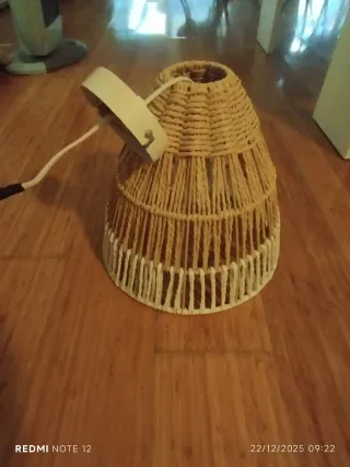 Lámpara de techo beige y marrón