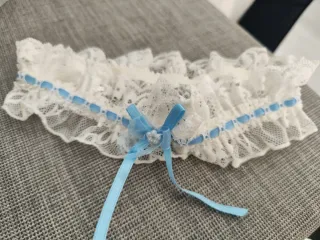 Liguero de encaje blanco y azul de boda