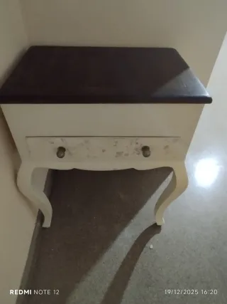 Mesita auxiliar blanca y marrón madera