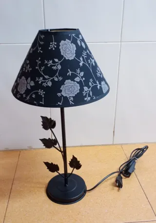 Lámpara de forja con pantalla floral