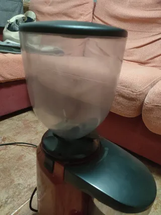 Molino de café rojo