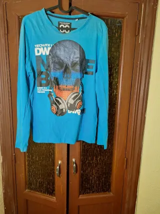 Camiseta con un diseño de calavera cyberpunk