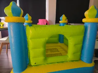 Castillo hinchable azul y verde