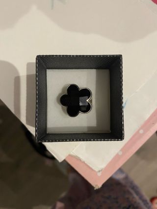 Anillo Tous Flor Negro y Plateado talla 10