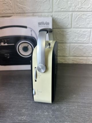 Radio con asa vintage