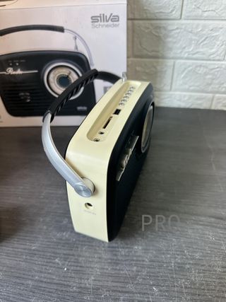 Radio con asa vintage