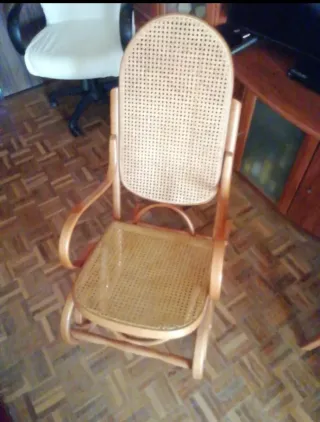 Mecedora de mimbre y madera
