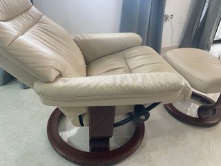 Sillón Stressless con reposapiés de piel