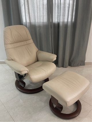 Sillón Stressless con reposapiés de piel
