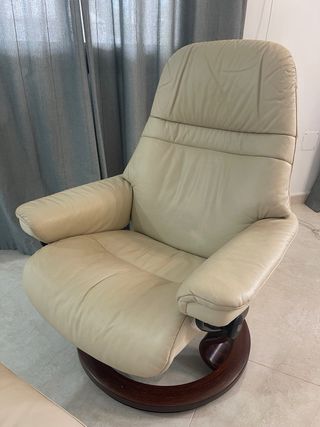 Sillón Stressless con reposapiés de piel