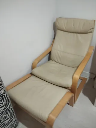 Sillón relax y reposapiés de piel y madera