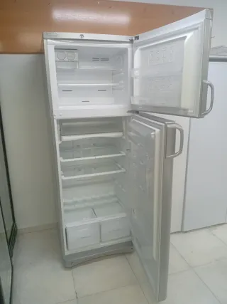 Nevera Indesit plateada