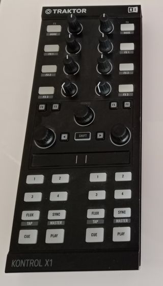 Controlador DJ Traktor Kontrol X1