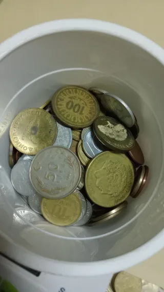 Oltre un chilo di monete vari stati