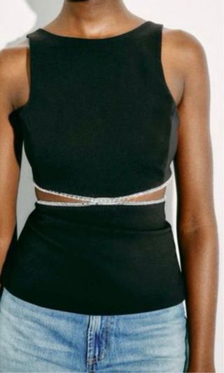 Top negro con cortes y ribete brillante