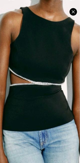 Top negro con cortes y ribete brillante