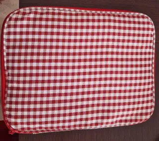 Funda portátil cuadros rojos y blancos