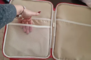 Funda portátil cuadros rojos y blancos