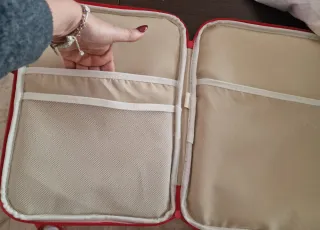 Funda portátil cuadros rojos y blancos