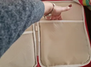 Funda portátil cuadros rojos y blancos