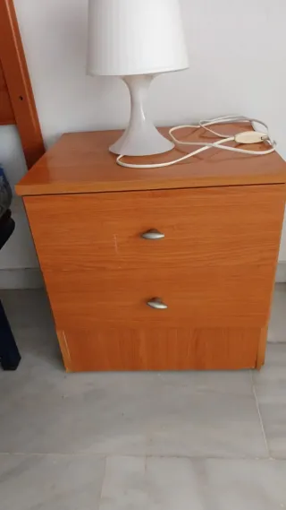 Mesita de noche de madera 15€ las dos
