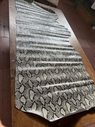 Piel de vacuno acabado serpiente