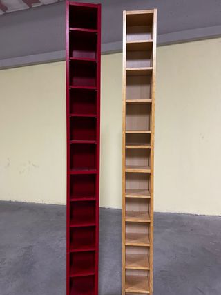 Estantería de madera alta