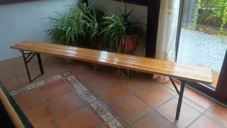 Mesa de madera con patas metálicas