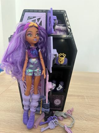 Monster High Muñeca con Armario Ataúd Morado