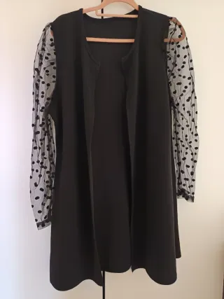 Chaqueta negra con mangas de topos