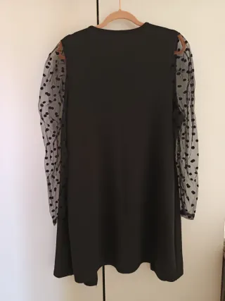 Chaqueta negra con mangas de topos