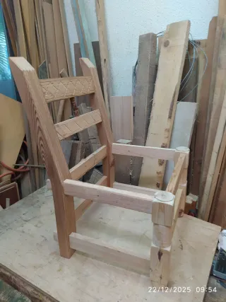 Silla baja rústica aragonesa de madera