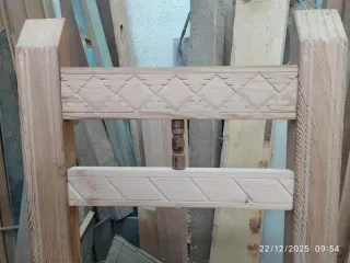 Silla baja rústica aragonesa de madera