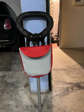 Triciclo infantil rojo y gris