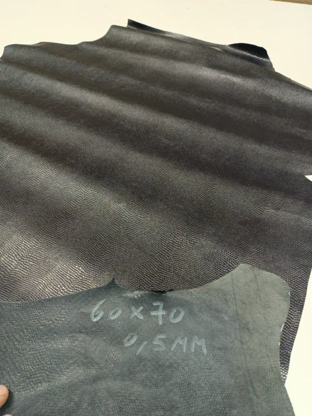 Piel grabada lagarto azul marino