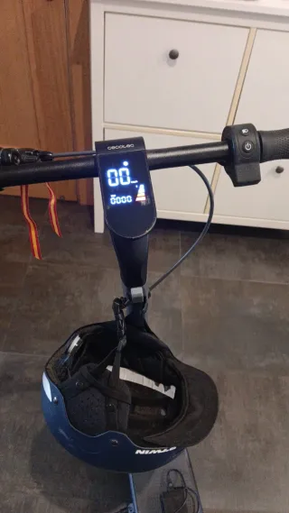 Patinete Eléctrico Negro con Casco