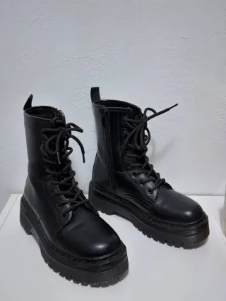 Botines negros con cordones y cremallera