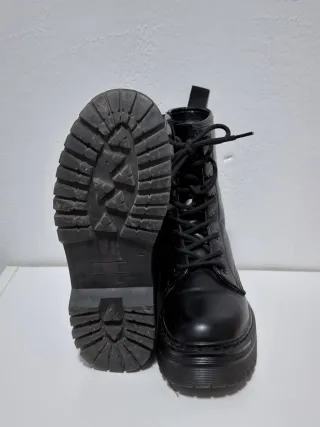 Botines negros con cordones y cremallera