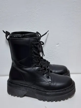 Botines negros con cordones y cremallera