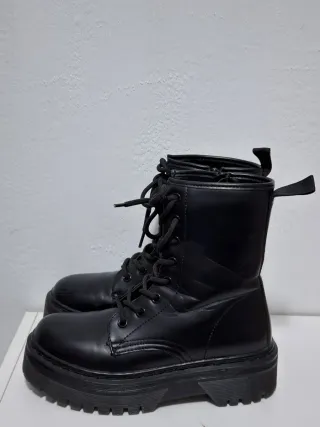 Botines negros con cordones y cremallera