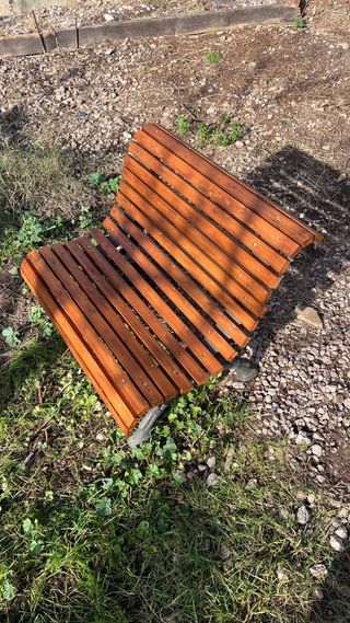 Banco de jardín de madera y metal
