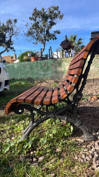 Banco de jardín de madera y metal