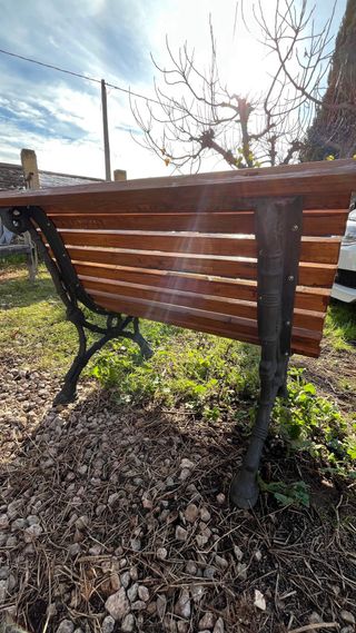 Banco de jardín de madera y metal