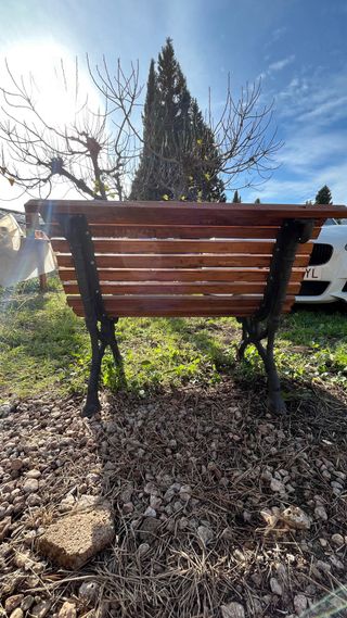 Banco de jardín de madera y metal