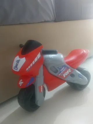 Moto infantil roja y gris