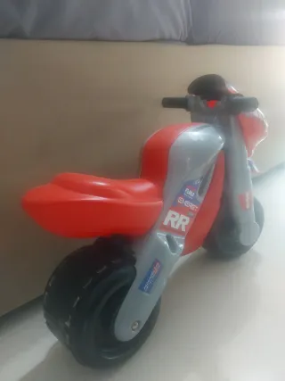 Moto infantil roja y gris